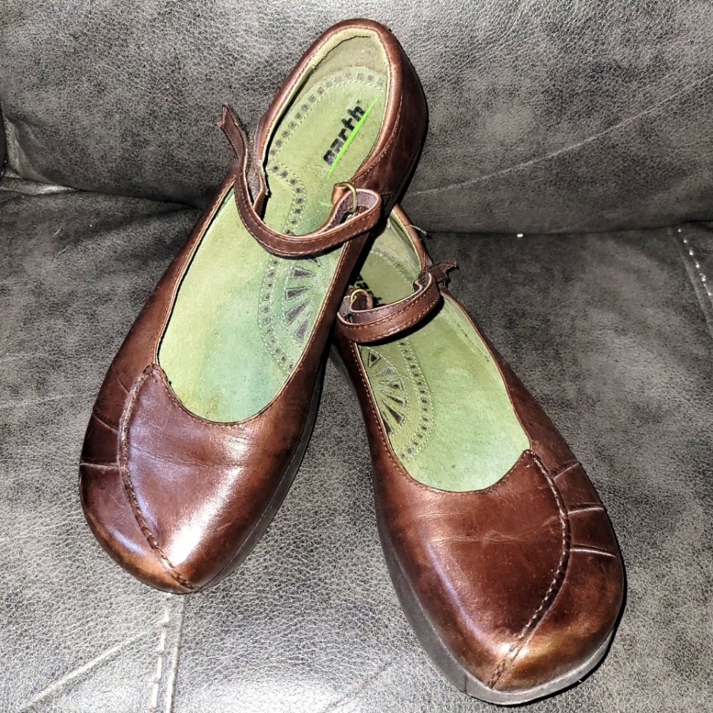Ladies Earth leather Mary Jane's size 9.5